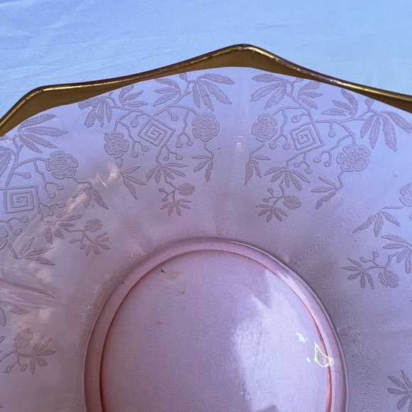 Pink depression glass etched bowl with gold trim - Picture 3 of 6